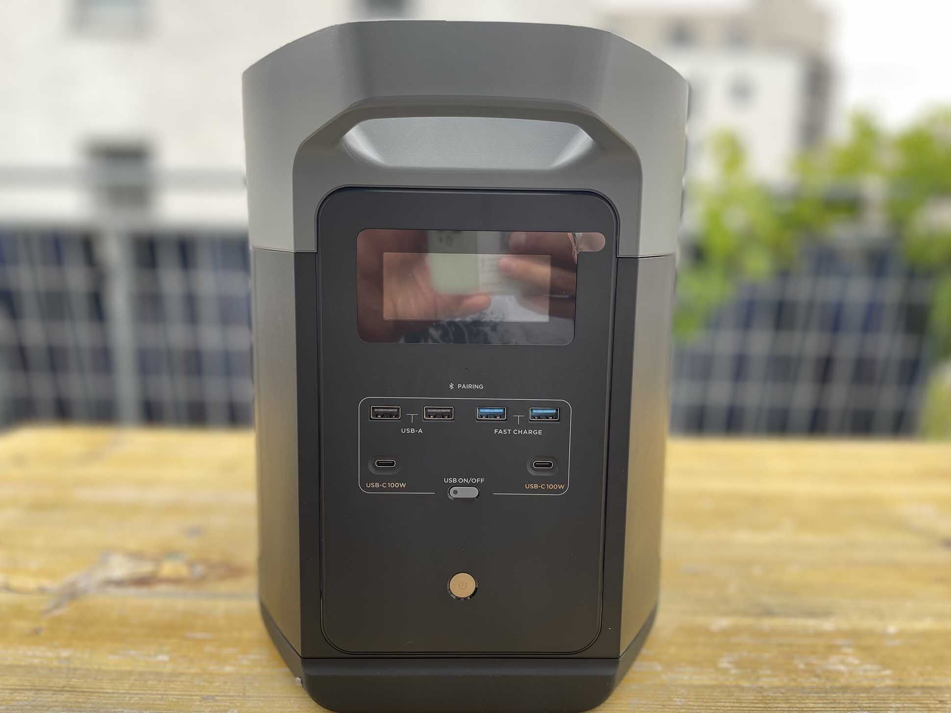 Die Vorderseite des EcoFlow Delta 2 Max mit den USB-Anschlüssen und dem Display.